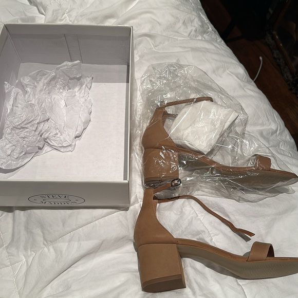 Brand new Steve Madden strap sandel. Neutral color. Very comfor - Picture 3 of 3